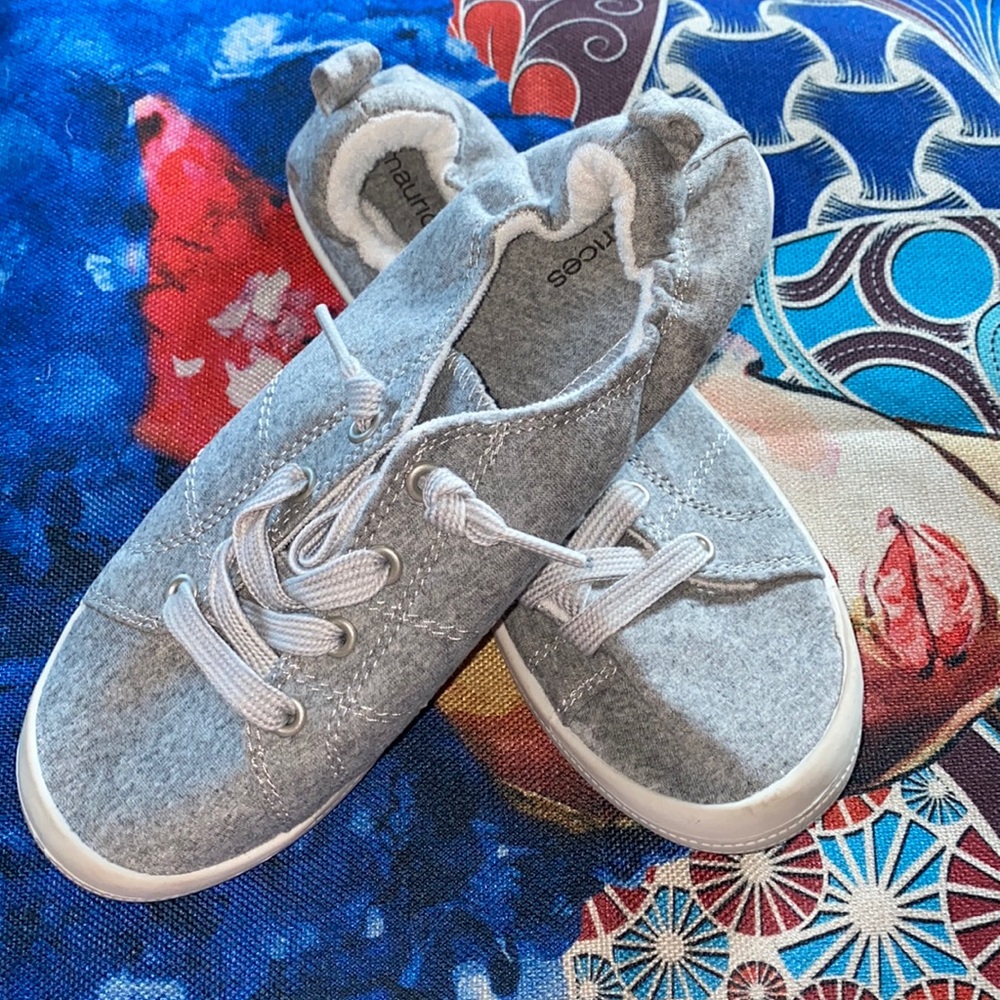 MAURICES Mariah Gray Scrunch Back Sneaker